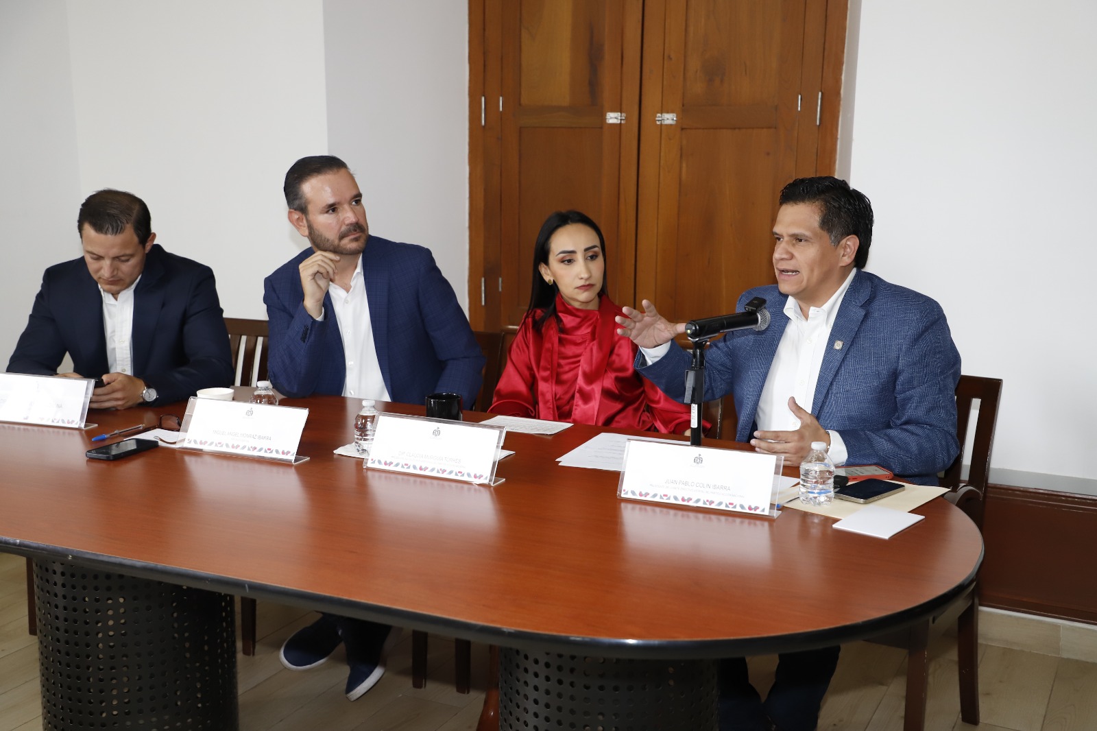 Si el gobierno no repara calles, drenajes, alcantarillas y puentes, debe pagar por los daños